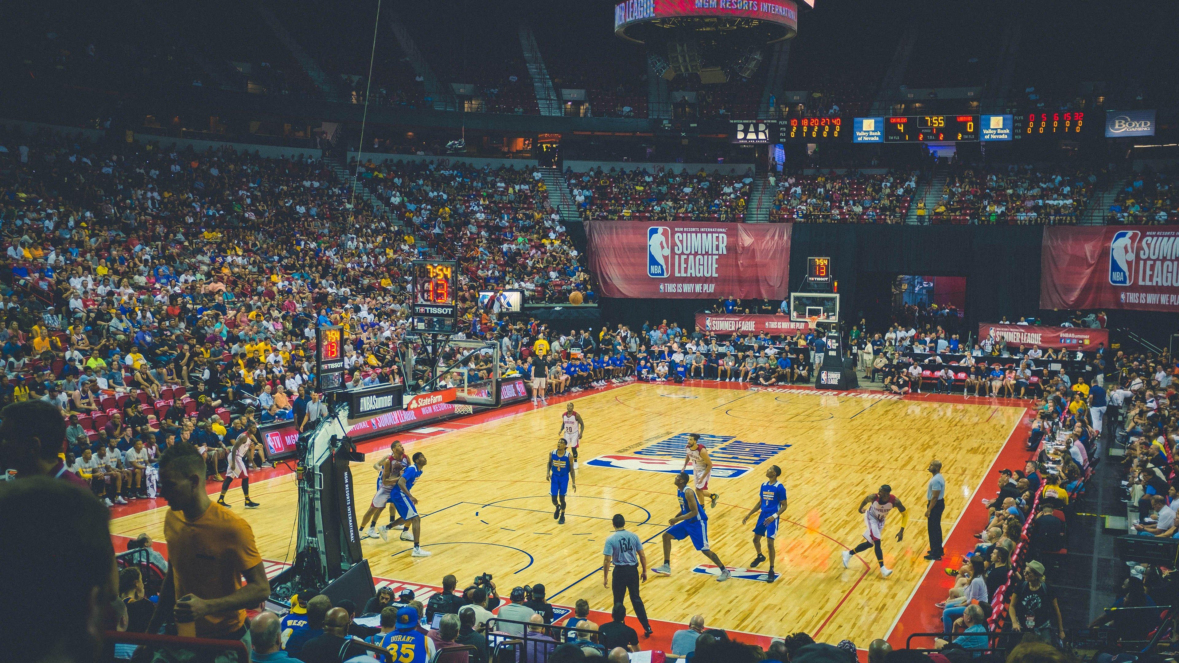 约基奇里程碑之夜！登顶NBA历史助攻最多中锋宝座，谦逊品格赢得全员致敬